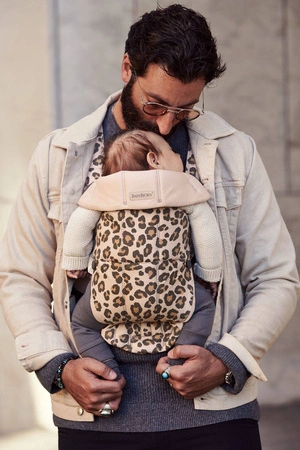 BABYBJORN MINI Cotton – nosidełko, Beż/Leopard