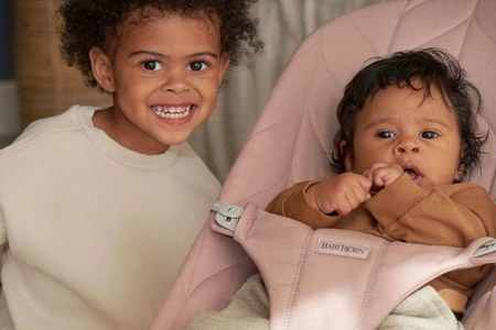 BABYBJORN - leżaczek BLISS COTTON, Petal Quilt, Zgaszony róż + Zabawka Googly Eyes Pastels