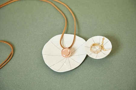 Kaloo Zestaw prezentowy 2 w 1 (komforter + naszyjnik dzwoneczek ciążowy Bola) Petites Chansons