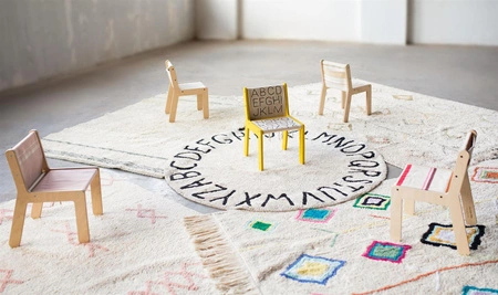 Krzesełko dziecięce żółte Sillita ABC Lorena Canals x Gonzalo Milà