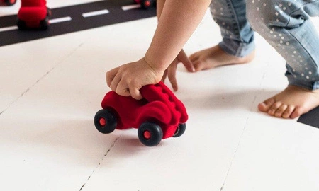 Rubbabu Wóz strażacki sensoryczny czerwony (uzupełnienie asortymentu B – indeks 20319)