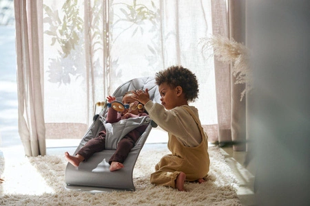 BABYBJORN - leżaczek BLISS COTTON, Petal Quilt, Jasny Szary + Zabawka Googly Eyes Pastels