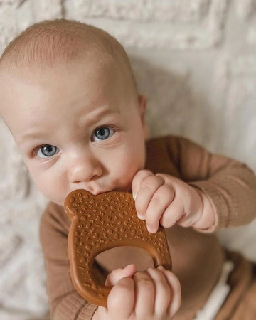 Silikonowy gryzak We Might be Tiny Miś - Chocolate