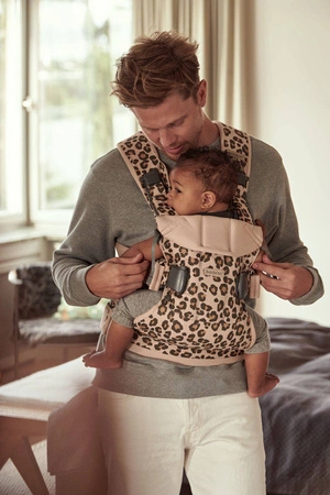 BABYBJORN ONE - nosidełko, Beż/Leopard