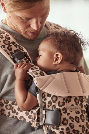 BABYBJORN ONE - nosidełko, Beż/Leopard