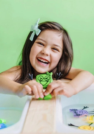 Glo Pals, Postać do kąpieli Pippa - zestaw z dwiema kostkami sensorycznymi świecącymi w wodzie