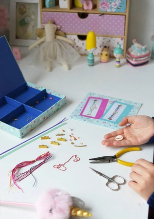 Zestaw kreatywny do tworzenia biżuterii Bransoletki Boho 8+, Janod KOLEKCJA 2022