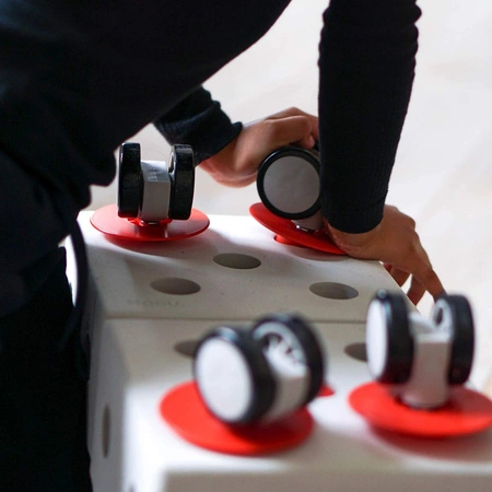 MODU - cztery obrotowe koła, czerwone