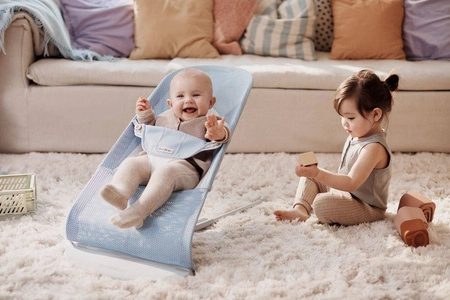 BABYBJORN - leżaczek BALANCE SOFT MESH - Niebieski/Biały
