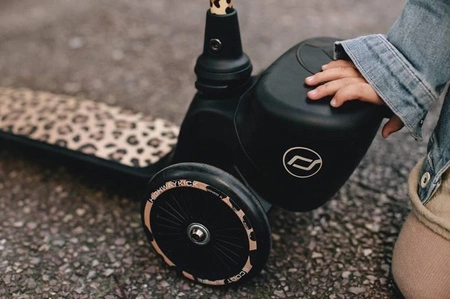 SCOOTANDRIDE Highwaykick 2 Lifestyle Hulajnoga trójkołowa balansowa z zamykanym schowkiem 2+ Leopard