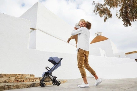 Easywalker Jackey Kompaktowy, samoskładający się wózek spacerowy z torbą transportową Shadow Black