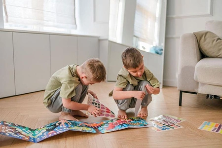 Mudpuppy Zestaw do wyklejania Naklejki holograficzne 200+ szt. z plakatem Kraina dinozaurów 4+