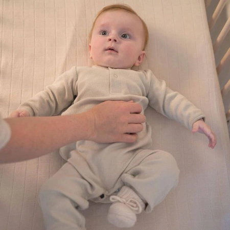 Lodger Pajacyk piżamka niemowlęca bawełniana kremowa Basic Rib Birch r. 56