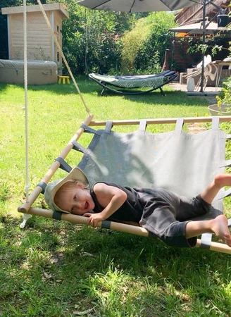 Huśtawka Bocianie gniazdko w drewnianej ramie 11907- Small Foot, zabawy w plenerze