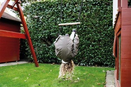 Huśtawka trapez i obręcze gimnastyczne koła Black Line 12409 Small Foot zabawy w plenerze