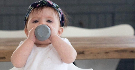 EZPZ Silikonowy kubeczek Tiny Cup 60 ml szary