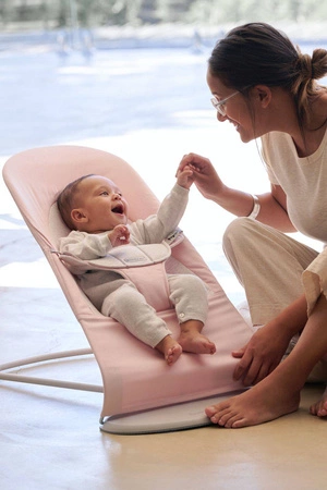 BABYBJORN - leżaczek BALANCE SOFT COTTON/JERSEY - Jasny Różowy/Szary
