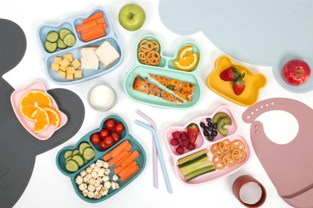 Silikonowy talerzyk z przyssawką Miś We Might Be Tiny - Sage