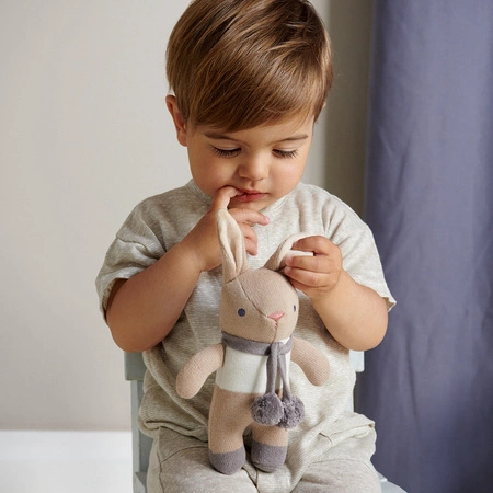 Grzechotka z bawełny organicznej GOTS, Taupe Bunny, ThreadBear Design
