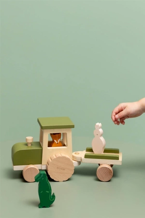 Drewniany traktor z przyczepą