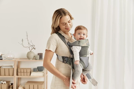 BABYBJORN MINI Cotton – nosidełko, Khaki/Green Print