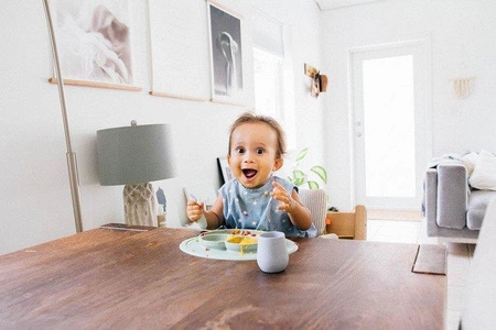 EZPZ Silikonowy kubeczek Tiny Cup 60 ml pastelowa szarość