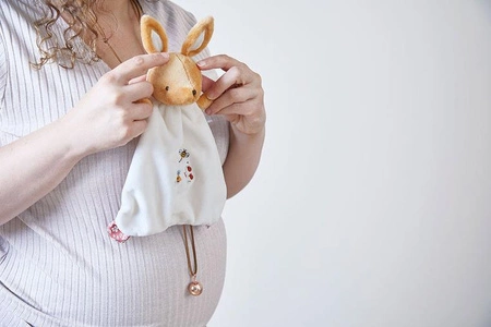 Kaloo Zestaw prezentowy 2 w 1 (komforter + naszyjnik dzwoneczek ciążowy Bola) Petites Chansons