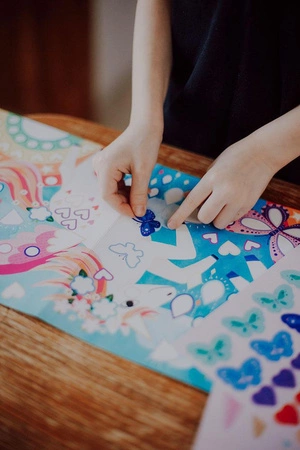 Mudpuppy Zestaw do wyklejania Naklejki holograficzne 200+ szt. z plakatem Magiczne jedronożce 4+