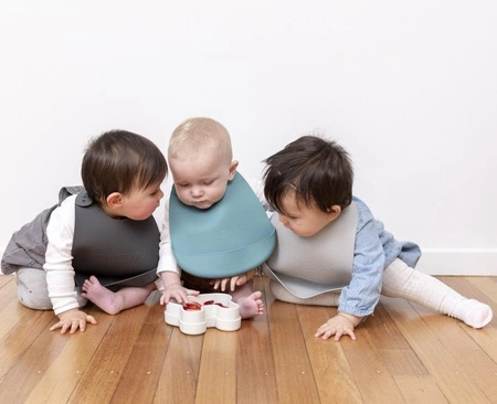 Zestaw śliniaków silikonowych z kieszonką We Might Be Tiny - Mint + Grey