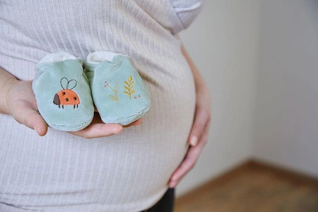 Kaloo Zestaw prezentowy 2 w 1 Myszka (grzechotka + buciki) kolekcja Petites Chansons