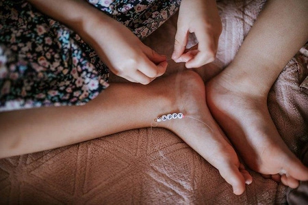 Zestaw do tworzenia biżuterii Koraliki z literkami 6+, Janod