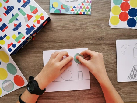 Zestaw z naklejkami geometrycznymi Apli Kids - Pojazdy