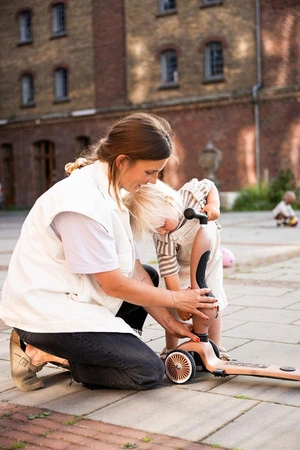 Zestaw SCOOTANDRIDE Highwaykick 1 Push and Go 2w1 Jeździk i hulajnoga z rączką do prowadzenia 1-5 lat Mocha + Kask Rozmiar XXS