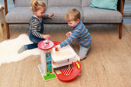 Scrtach, Garaż drewniany z windą i ze zjeżdżalnią