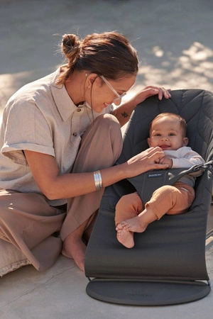 BABYBJORN - leżaczek BLISS COTTON, Petal Quilt, Antracyt + Zabawka Googly Eyes Black and White