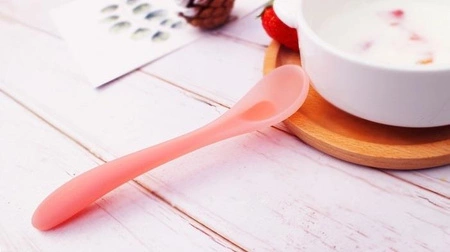 Mombella Łyżeczka Silikonowa Miękka Pink