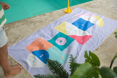 QUUT Dwustronny ręcznik plażowy PlayTowels L (180 x 100cm) Hopscotch
