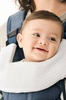BABYBJORN - śliniaczek do nosidełka ergonomicznego BABYBJORN One, biały