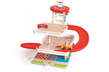 Scrtach,  Garaż drewniany z windą i ze zjeżdżalnią