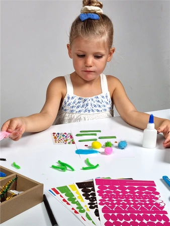 Kreatywne pudełko - 20 aktywności FK003