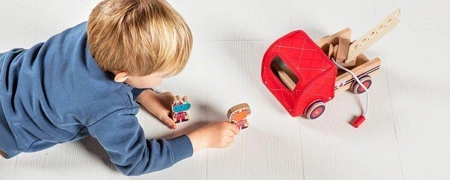 LILLIPUTIENS Drewniany wóz strażacki z rozwijanym wężem, drabiną i dzwonkiem Nosorożec Marius 2 lata+