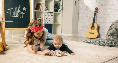 Zawieszka/grzechotka Tiny Smarts - Królik - Tiny Rockers od Tiny Love