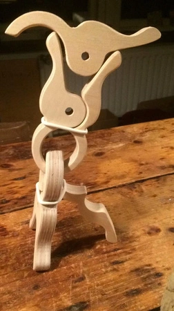 Zestaw 4 drewnianych klipsów Trigonos