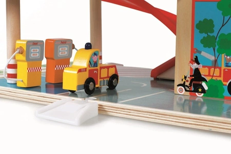 Scrtach, Garaż drewniany z windą i ze zjeżdżalnią