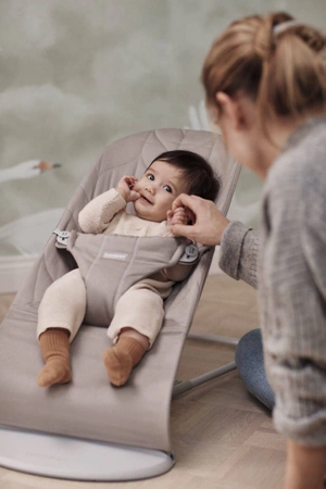 BabyBjörn leżaczek BLISS Woven, Sand Grey (rama Light Grey, Petal Quilt)