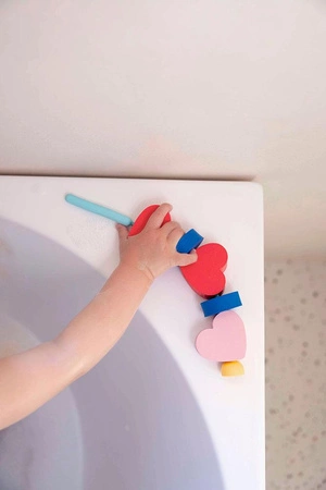 QUUT Klocki piankowe do nawlekania do kąpieli Beedi Hearts