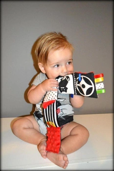 Mini książeczka sensoryczna różowa