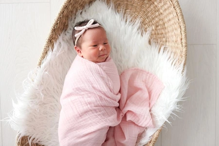 Lulujo Boho Kocyk Otulacz Muślinowy Strawberry/Ballet Slipper 2sz