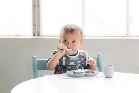 EZPZ Silikonowy kubeczek Tiny Cup 60 ml pastelowa szarość