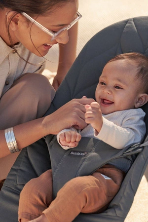 BABYBJORN - leżaczek BLISS COTTON, Petal Quilt, Antracyt + Zabawka Googly Eyes Black and White